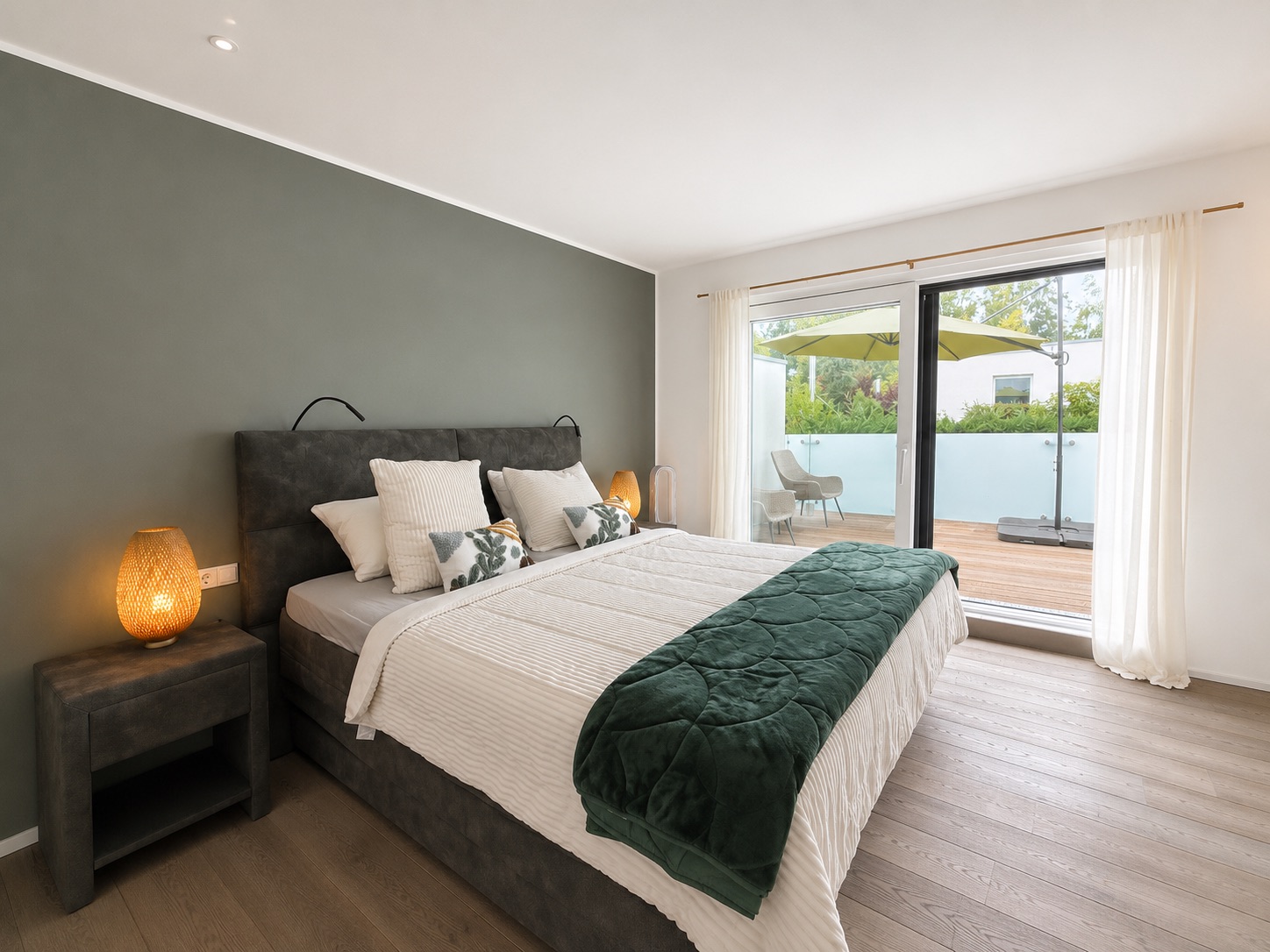Schlafzimmer mit Zugang zur Dachterrasse